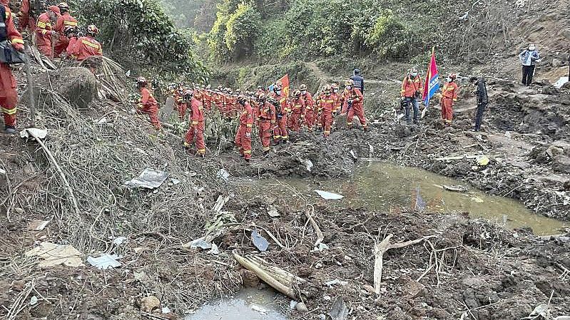 Auf diesem von der Nachrichtenagentur Xinhua veröffentlichten Foto führen Rettungskräfte Suchmaßnahmen an der Absturzstelle der Boeing 737-800 durch. Foto: Zhou Hua/Xinhua/AP/dpa