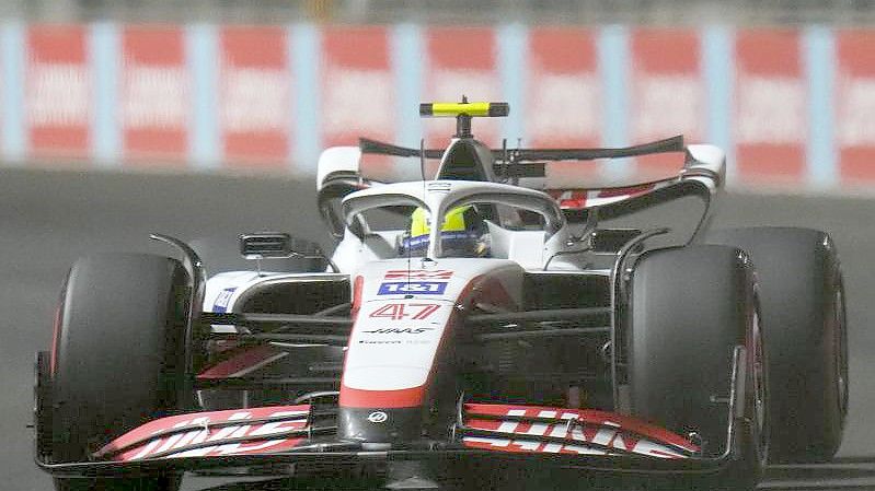 Haas-Pilot Mick Schumacher war in der Qualifikation mit hoher Geschwindigkeit seitlich in die Streckenbegrenzung gekracht. Foto: Hassan Ammar/AP/dpa