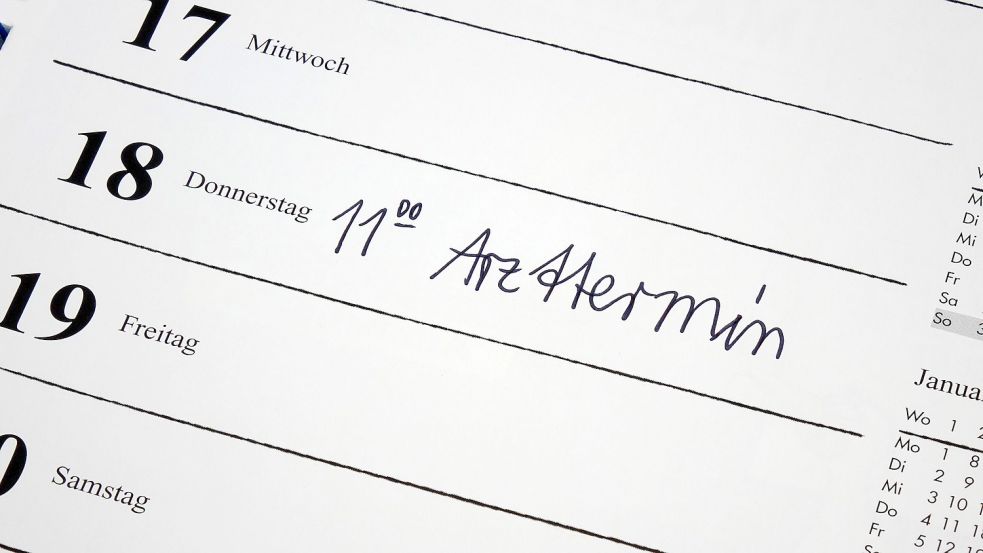 Analoge Welt: Der Kalendereintrag für einen Arzttermin hat noch längst nicht ausgedient. Foto: imago-images/ Sascha Steinach