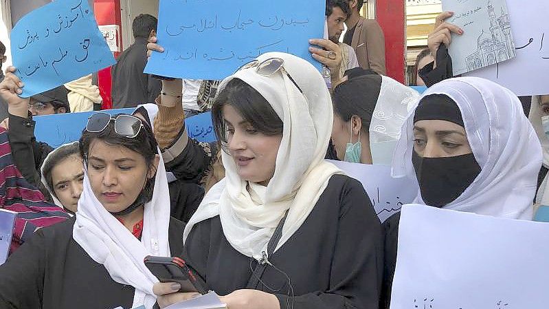 Frauen halten bei einer Demonstration Transparente und Schilder hoch, während sie gegen die Einschränkung der Frauenrechte durch die militant-islamistischen Taliban protestieren. Foto: Mohammed Shoaib Amin/AP/dpa