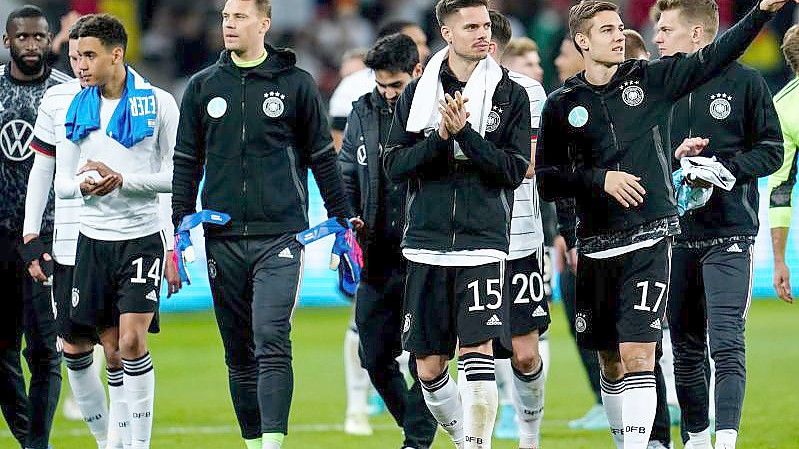 Die deutschen Nationalspieler feiern den Sieg mit den Zuschauern. Foto: Uwe Anspach/dpa