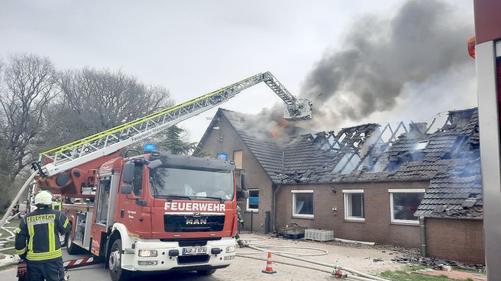 Zahlreiche Einsatzkräfte waren vor Ort, um den Brand zu bekämpfen. Foto: Feuerwehr Großefehn