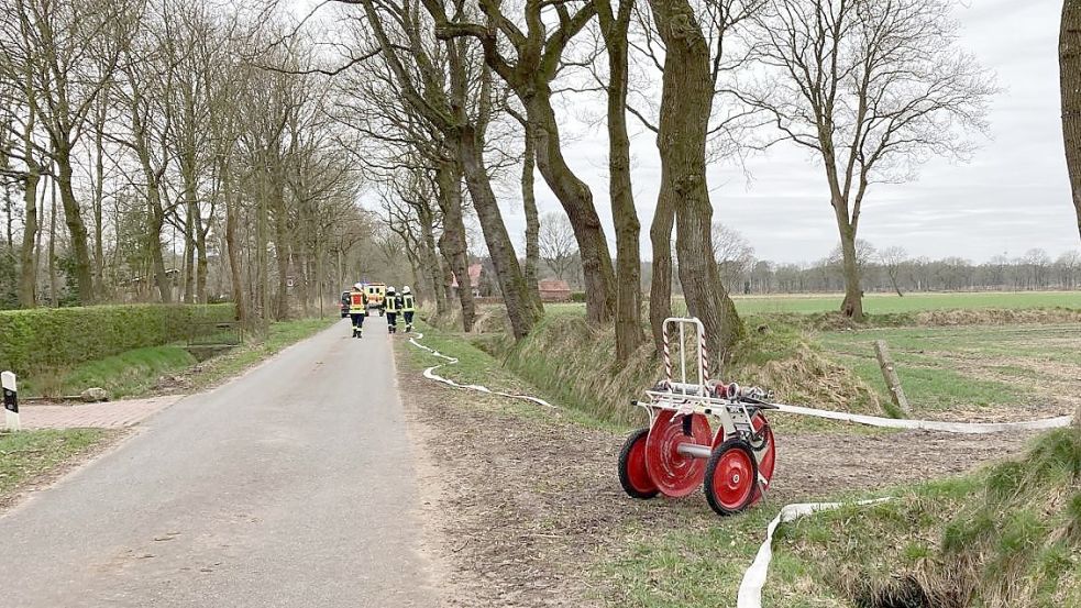 Über kilometerlange Schlauchleitungen musste die Feuerwehr das Wasser zur Einsatzstelle schaffen. Foto: Imke Cirksena