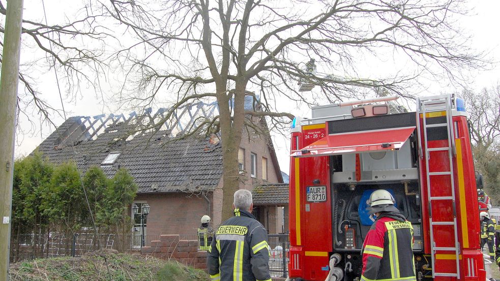 Der Dachstuhl des Gebäudes wurde bei dem Brand erheblich beschädigt. Foto: Imke Cirksena