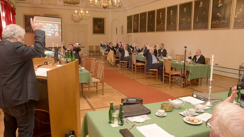 Einige Mitglieder wohnten der Versammlung im Ständesaal persönlich bei, andere schalteten sich online dazu. Foto: Ostfriesische Landschaft