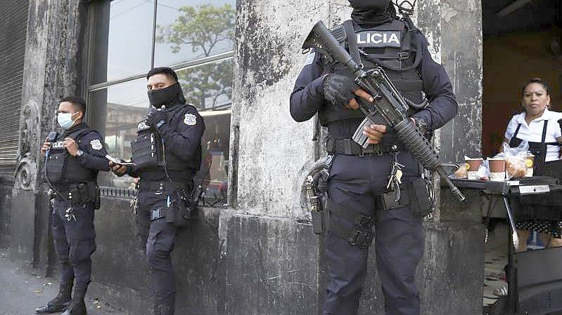 Schwer bewaffnete Polizisten bewachen die Straßen in der Innenstadt von San Salvador. Foto: Salvador Melendez/AP/dpa