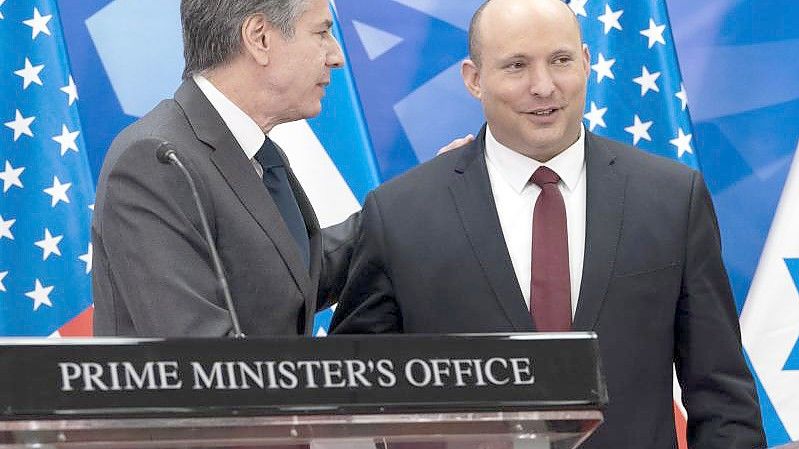 Antony Blinken (l.) und Naftali Bennett sprechen bei einer gemeinsamen Pressekonferenz. Foto: Jacquelyn Martin/AP/dpa