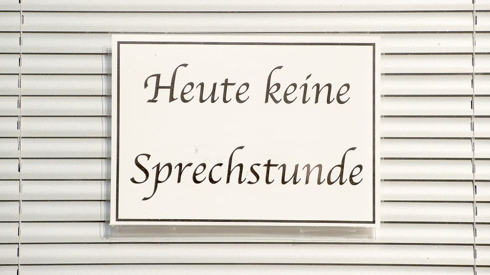 Ein Schild mit der Aufschrift „Heute keine Sprechstunde“. Viele Arztpraxen müssen ihr Angebot wegen Personalmangel einschränken. Foto: DPA