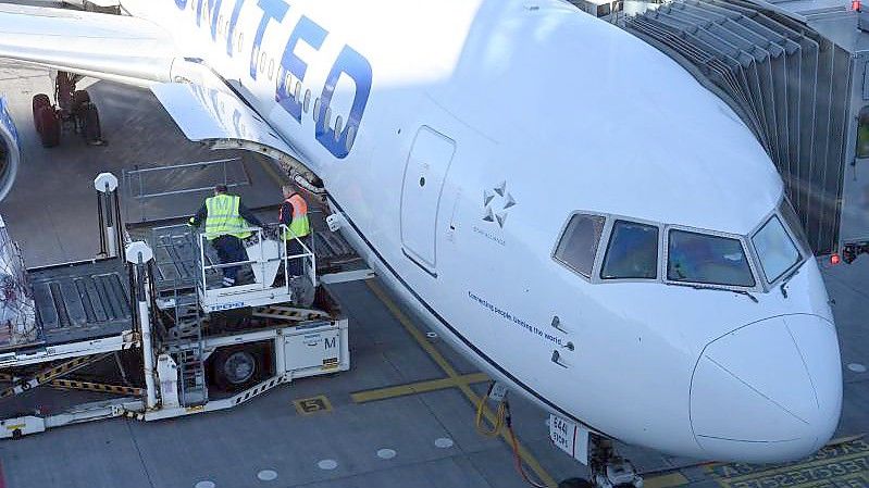 Ein Passagierflugzeug der United Airlines wartet am Hauptstadtflughafen BER auf seinen Start zum Erstflug zum New Yorker Flughafen Newark. Foto: Bernd Settnik/dpa-Zentralbild/dpa