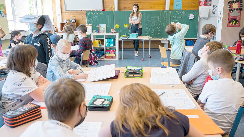 Die Diskussion um die Maskenpflicht im Unterricht wird an den Grundschulen im Landkreis Aurich unterschiedlich bewertet. Foto: DPA