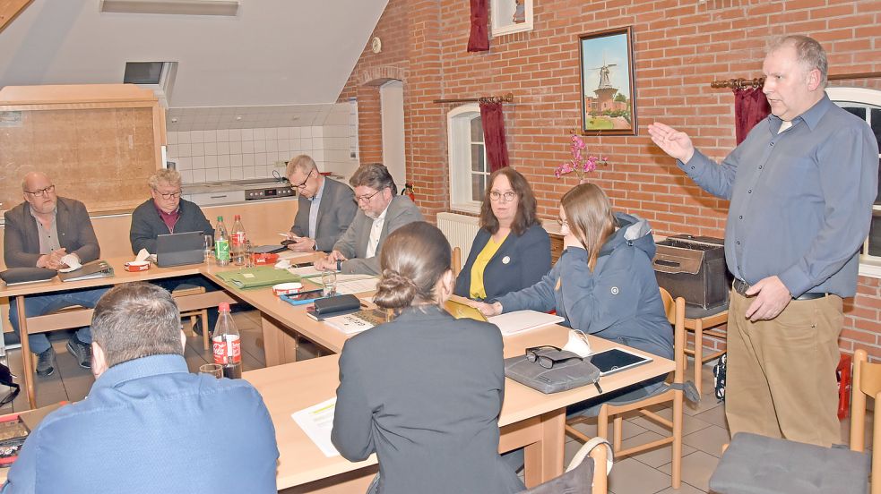 Die BWG/CDU-Gruppe im Rat Leezdorf will Anfeindungen von Ratsherrn Heinrich Ubben (rechts) wie in der vergangenen Woche nicht länger hinnehmen und fordert ein konsequentes Einschreiten von SPD-Bürgermeisterin Gisela Riesebeck (Dritte von rechts). Foto: Thomas Dirks