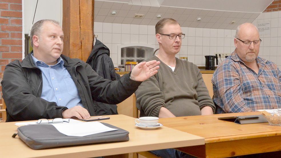 Der parteilose Ratsherr Heinrich Ubben (hier ganz links neben seinen früheren BWG-Kollegen Holger Jakobs, Mitte, und Günter Zart in einer Sitzung 2018) eckt häufiger an. Foto: Thomas Dirks