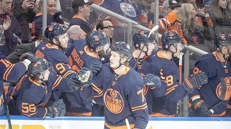 Edmontons Ryan McLeod (71, vorne) jubelt nach einem Tor mit seiner Mannschaft. Foto: Jason Franson/The Canadian Press/AP/dpa