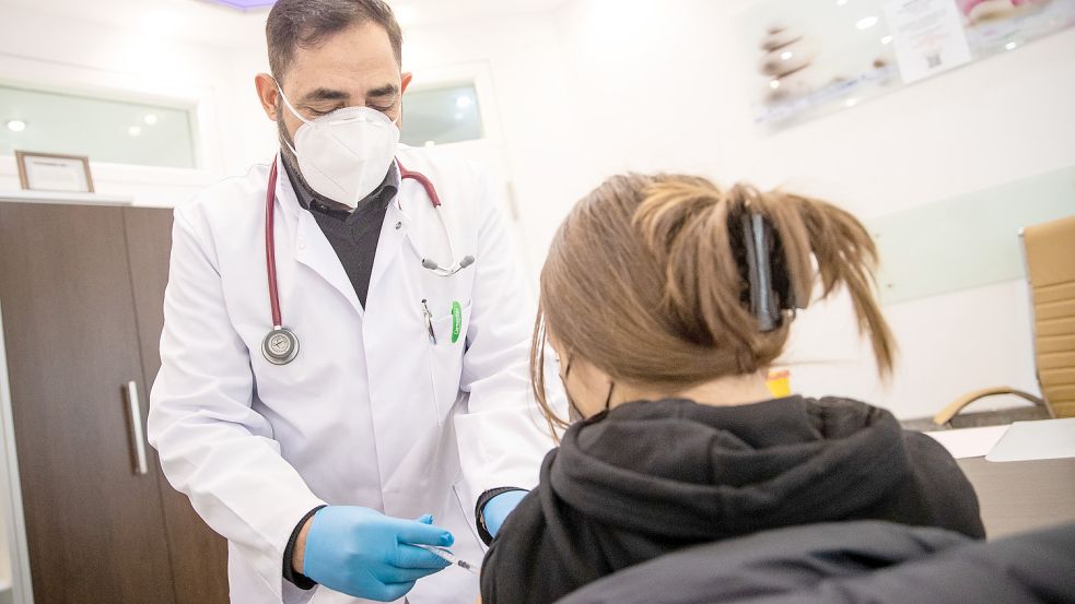 Ob beim Impfen oder einer körperlichen Untersuchung: Ärzte kommen ihren Patienten recht nah. Deshalb möchten einige an der Maskenpflicht weiterhin festhalten. Foto: DPA