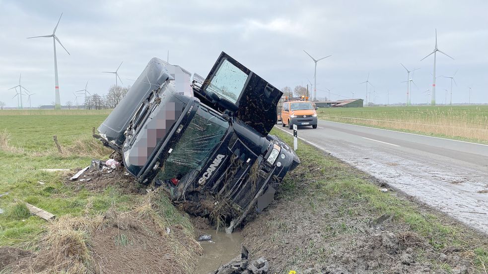 Teile der geladenen Lebensmittel schlugen durch die Bordwand des Aufliegers. Foto: Janssen