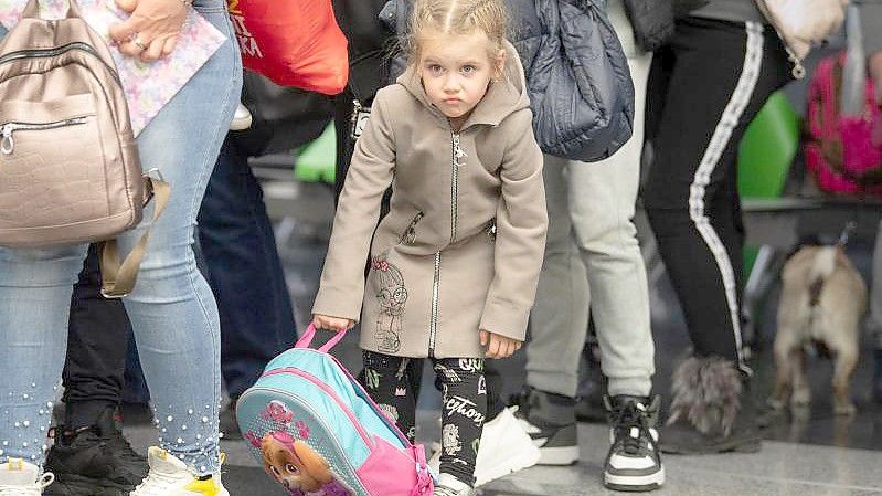 Ein Flüchtlingskind aus der Ukraine nach ihrer Landung auf dem Flughafen Frankfurt. Foto: Boris Roessler/dpa