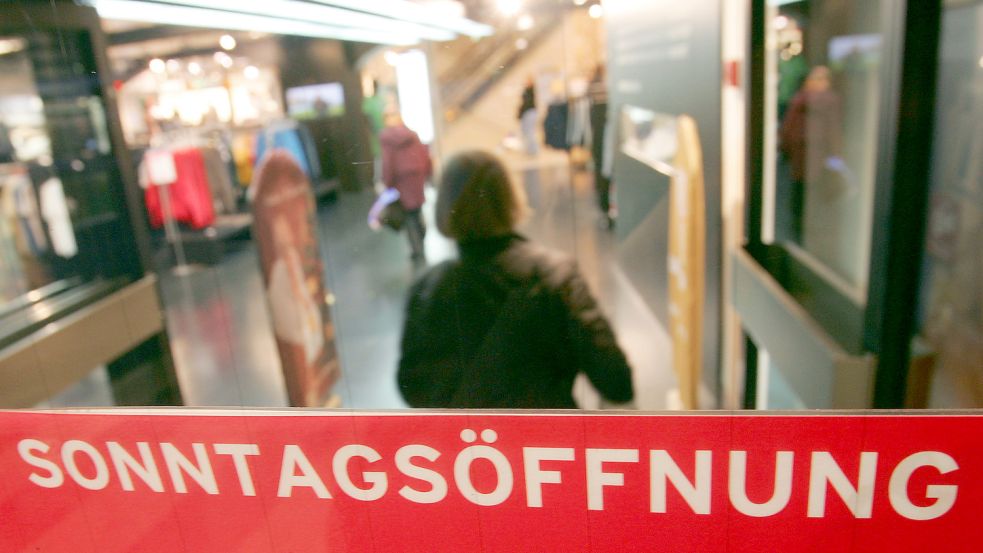 Für kommenden Sonntag ist in Moordorf ein verkaufsoffener Sonntag geplant. Die Gewerkschaft Verdi hat etwas dagegen. Foto: Gero Breloer/DPA