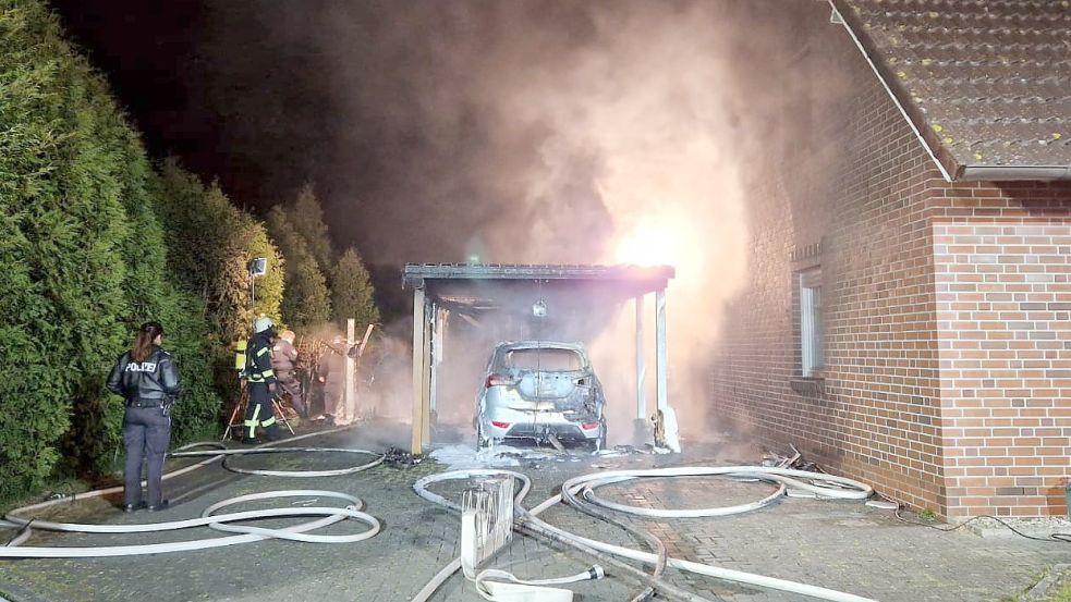 Das Auto stand komplett in Flammen, als die Feuerwehr eintraf. Fotos: Feuerwehr