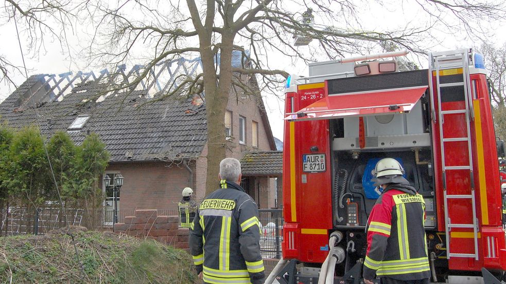 Am Sonnabend hatte ein Brand in Fiebing großen Schaden an einem Wohnhaus verursacht. Foto: Imke Cirksena