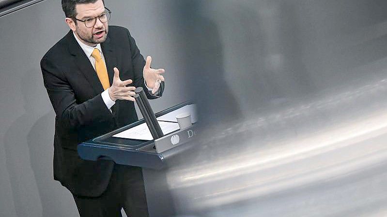 Marco Buschmann (FDP) bei einer Plenarsitzung im Deutschen Bundestag. Der Bundesjustizminister mahnt die Länder, Corona-Hotspots nur dort zu erklären, wo eine konkrete Gefahr für die Funktionstüchtigkeit des Gesundheitswesens besteht. Foto: Fabian Sommer/dpa