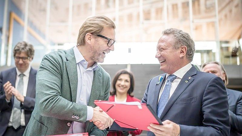 Patrick Lammers, Vertriebsvorstand des Energieversorgers Eon (l), und Andrew Forrest, Gründer des australischen Unternehmens Fortescue Future Industries (FFI), beabsichtigen, grünen Wasserstoff aus Australien nach Deutschland zu holen. Foto: Michael Kappeler/dpa