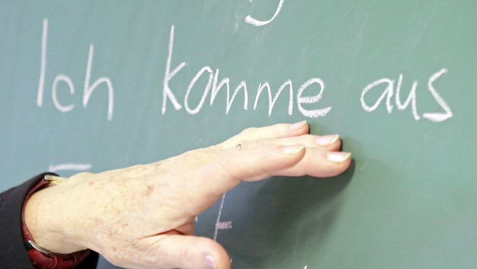 An der Kreisvolkshochschule werden Deutschkurse für Geflüchtete angeboten. Foto: DPA