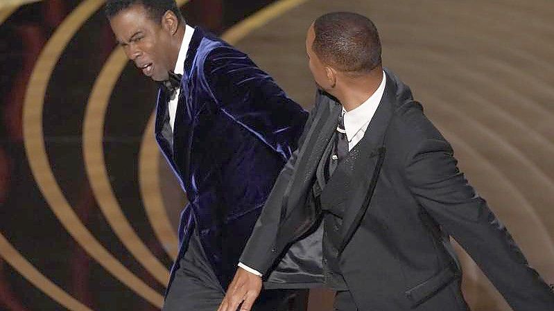 Will Smith (r) ohrfeigt Moderator Chris Rock bei der 94. Verleihung der Academy Awards in Hollywood. Foto: Chris Pizzello/Invision/AP/dpa