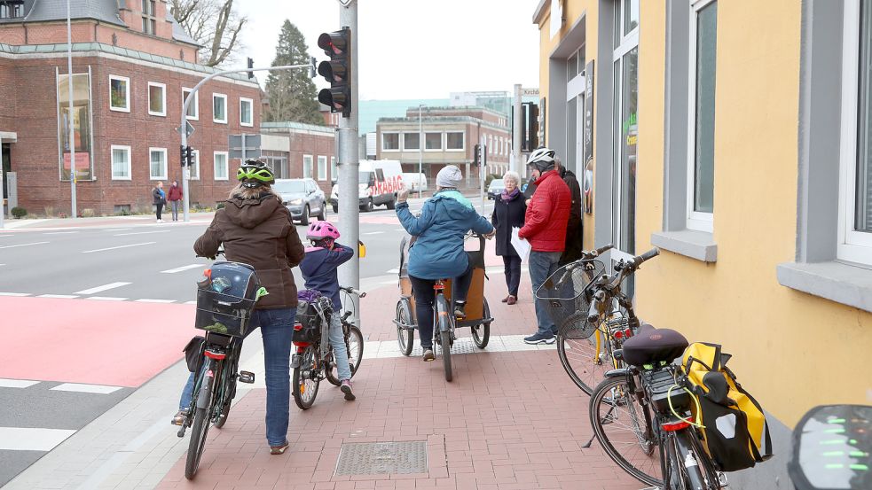 Vor allem an der Ecke bei der Bäckerei ist es durch abgestellte Räder und aufeinander treffende Radfahrer und Fußgänger oft unübersichtlich. Foto: Romuald Banik