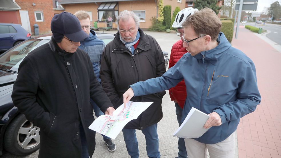 Albert Herresthal (von links) sah sich zusammen mit Udo Haßbargen, Volker Rudolph, Gunther Siebels-Michel und Thomas Gehrke die Vorschläge auf dem Plan an. Foto: Romuald Banik
