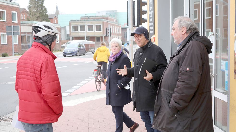 Radfahr-Aktivisten und vier Ratsleute der Gruppe SPD/GAP hatten sich am Dienstag zu einem Vor-Ort-Termin verabredet. Foto: Romuald Banik