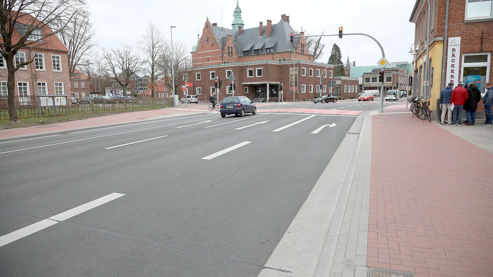 Die Radfahrer wünschen sich, dass die neue Rechtsabbiegespur zum Radweg wird. Die Autofahrer sollen sich die Geradeausspur teilen. Foto: Romuald Banik