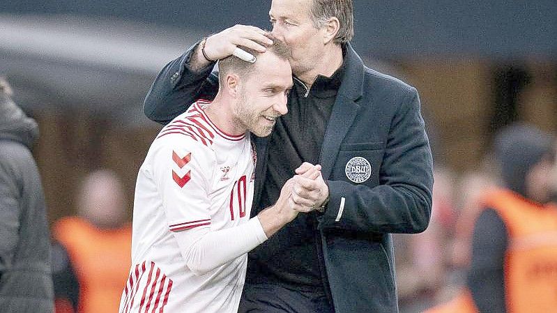 Gänsehautmoment: Dänemark-Coach Kasper Hjulman (r) und Christian Eriksen. Foto: Liselotte Sabroe/Ritzau Scanpix/AP/dpa