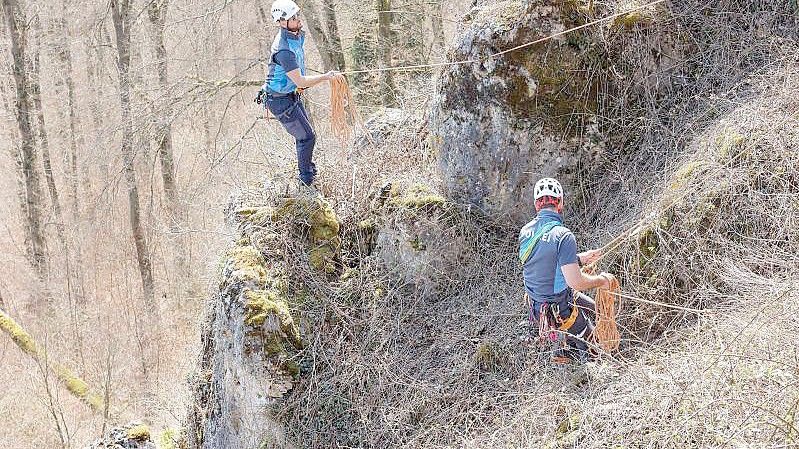 Kletter-Spezialisten der Polizei im Einsatz. Foto: Daniel Löb/dpa