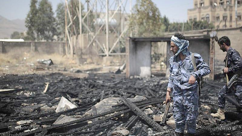 Polizisten untersuchen die Stelle, an der Raketen eines saudi-arabisch geführten Luftangriffs eingeschlagen sind. Foto: Hani Al-Ansi/dpa