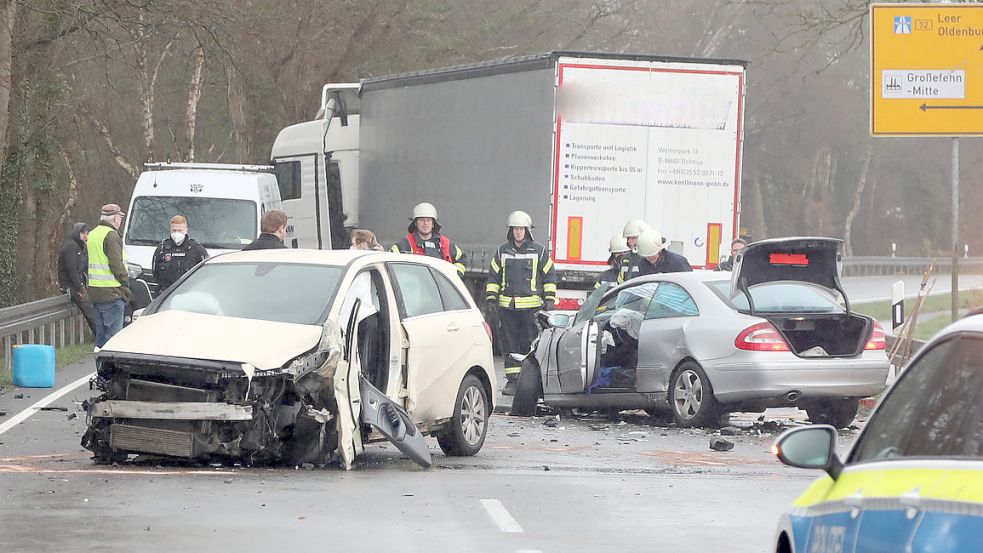 Das Taxi (links im Bild) war in den Gegenverkehr geraten. Foto: Romuald Banik