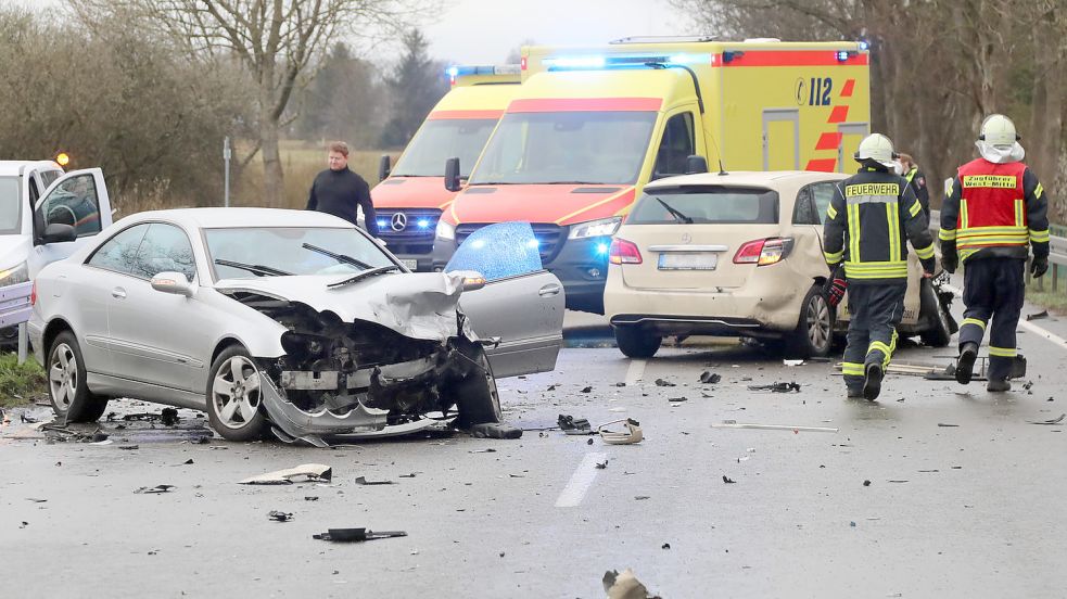 Sowohl die Taxifahrerin als auch der Fahrer des Mercedes wurden bei dem Unfall schwer verletzt. Foto: Romuald Banik