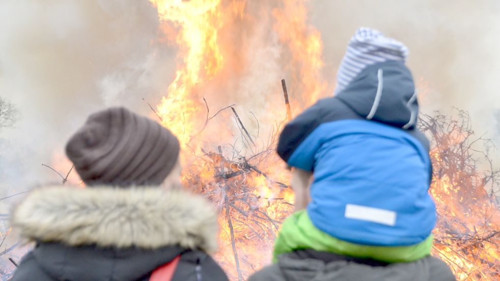 Osterfeuer, wie hier in Sandhorst 2019, sind ein beliebtes Brauchtum in Ostfriesland. Archivfoto: Christin Wetzel