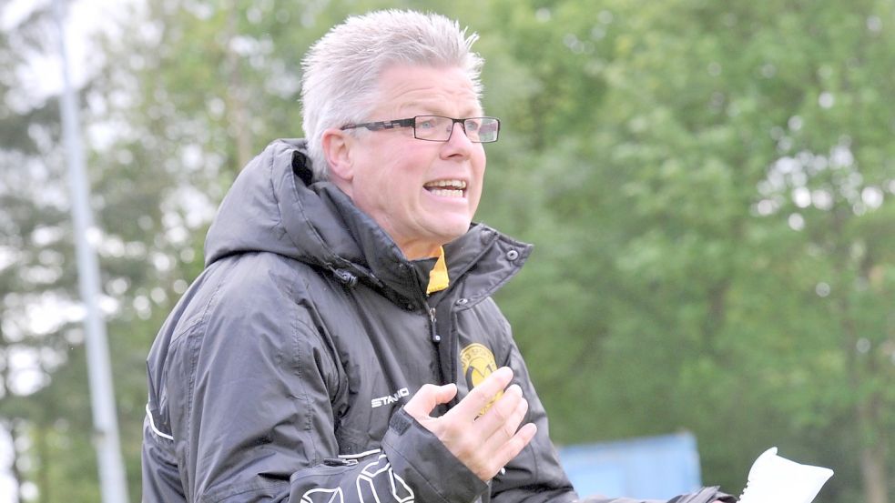Von Januar bis Juli 2016 hat Bruno Mönck sich bereits als Trainer beim TuS Middels engagiert. Zur kommenden Saison steigt er dort wieder ein. Foto: Bernd Wolfenberg