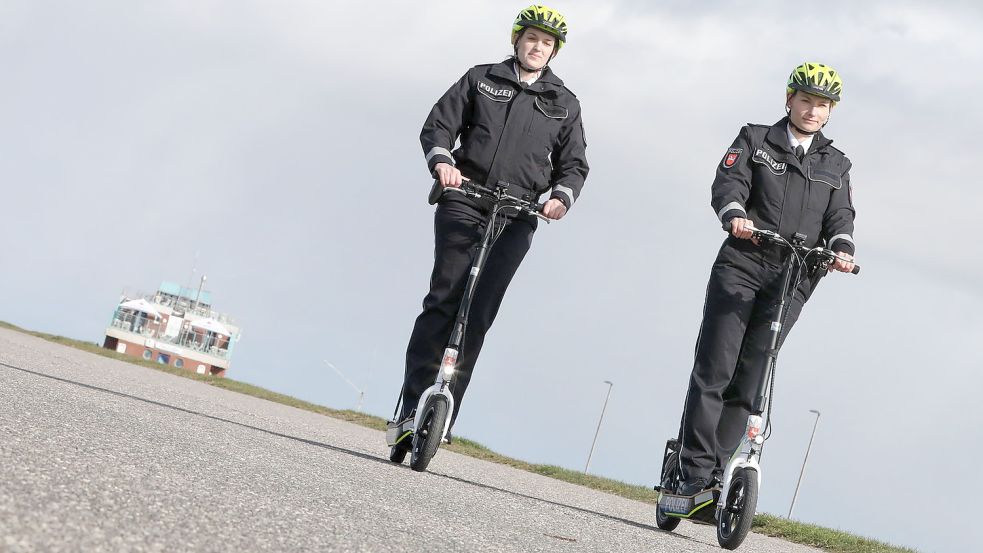 Die beiden Streifenpolizistinnen Franziska Schrader (rechts) und Constanze von Garrell durften die E-Scooter fürs Foto ausprobieren. Foto: Hock