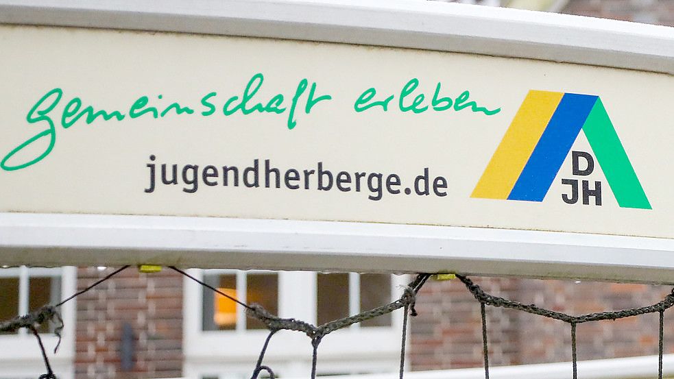 „Gemeinschaft erleben“ steht auf einem Schild vor der Jugendherberge in Aurich. Foto: Romuald Banik