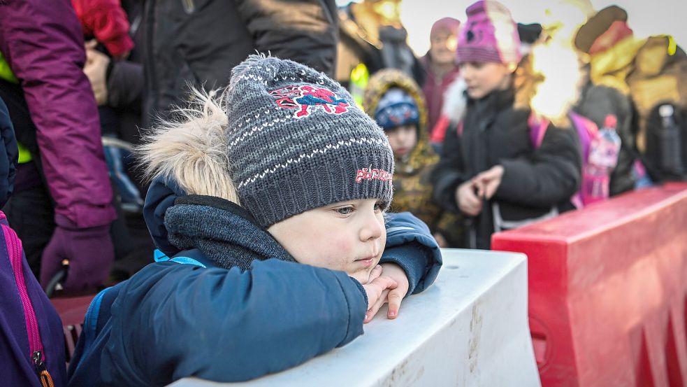 Ein ukrainisches Kind wartet darauf, einen Bus zu besteigen am Grenzübergang Medyka. Foto: DPA