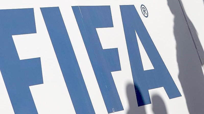 Das Logo des Fußball-Weltverbandes FIFA. Foto: Omar Zoheiry/dpa