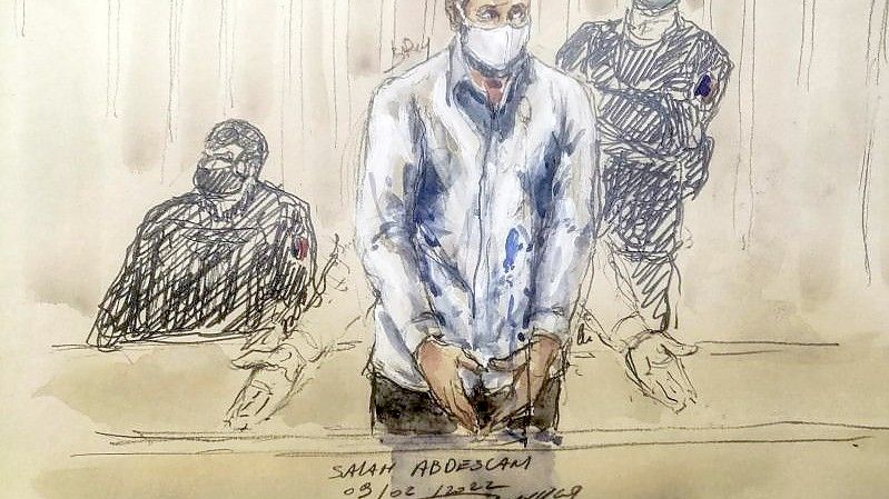 Gerichtszeichnung des Hauptangeklagten Salah Abdeslam (M) während einer Sitzung des Pariser Sondergerichts. Foto: Benoit Peyrucq/AFP/dpa