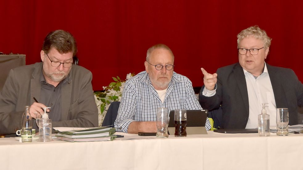 Gestenreich warb Brookmerlands Kämmerer Stephan Weers (rechts) in der Marienhafer Ratssitzung für Steuererhöhungen. Gemeindedirektor Gerhard Ihmels (links) und Bürgermeister Johann Tjaden (SPD, Mitte) hörten andächtig zu. Foto: Thomas Dirks