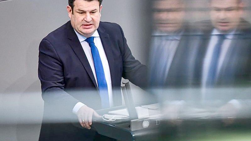 Hubertus Heil (SPD) bei einer Plenarsitzung im Deutschen Bundestag. Der Bundesarbeitsminister will bei einem Gipfel mit Arbeitgebern und Gewerkschaften die Arbeitsmarktintegration ukrainischer Flüchtlinge diskutieren. Foto: Fabian Sommer/dpa