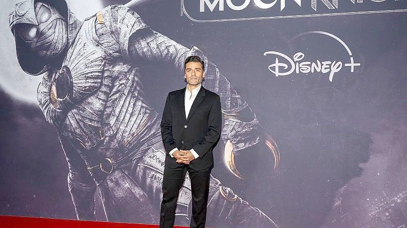 US-Schauspieler Oscar Isaac kommt zur Filmvorführung von „Moon Knight“ ins Bode-Museum. Foto: Monika Skolimowska/dpa-Zentralbild/dpa