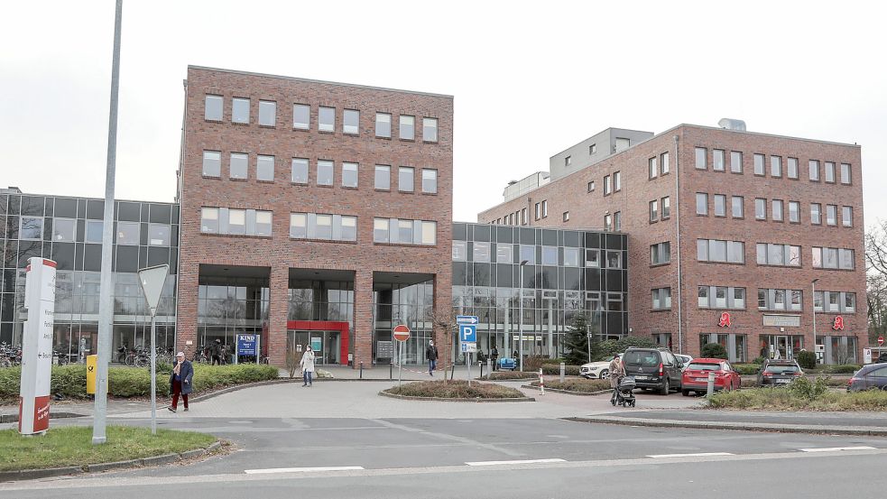 Sie soll 2028 zugunsten einer Zentralklinik in Südbrookmerland geschlossen werden: die Ubbo-Emmius-Klinik in Aurich. Foto: Romuald Banik