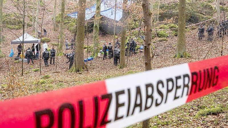 Polizisten suchen im Wald nach Überresten der seit 1995 vermissten und vermutlich ermordeten Münchnerin Sonja Engelbrecht. Foto: Peter Kneffel/dpa