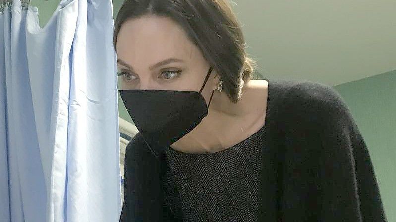 Angelina Jolie besucht ein ukrainisches Kind im Vatikan-Kinderkrankenhaus. Foto: Ospedale Pediatrico Bambino Gesu/dpa