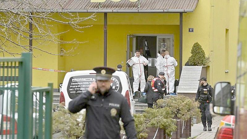 Polizisten ermitteln vor dem Gebäude der Berufsschule in Prag nach der Messerattacke. Foto: imánek Vít/CTK/dpa